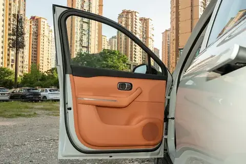 零跑C10送出4000 元补贴 + 免费充电桩：13 万级家用 SUV 口碑之选