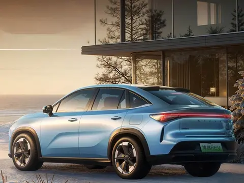 两家车企，同时看懂了普通人的“窘迫”？10万级插混增程换玩法了